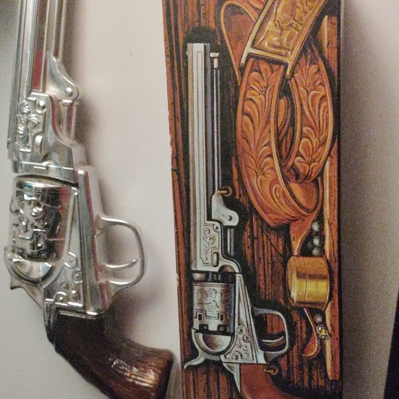 AVON Colt Revolver 1851 Wild Country Aftershave Decanter Empty w/ Original Box!! - Picture 3 of 3